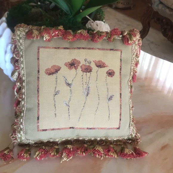 Two pretty decorative pillow - Picture 2 of 9